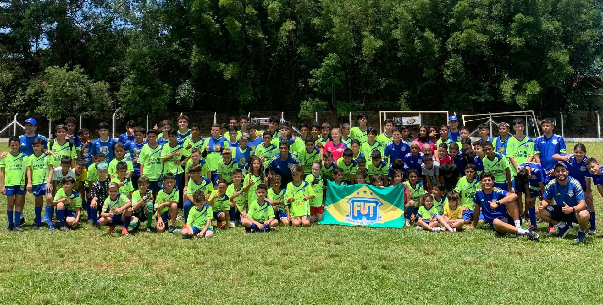 Alunos e professores do FUT Social reunidos no campo