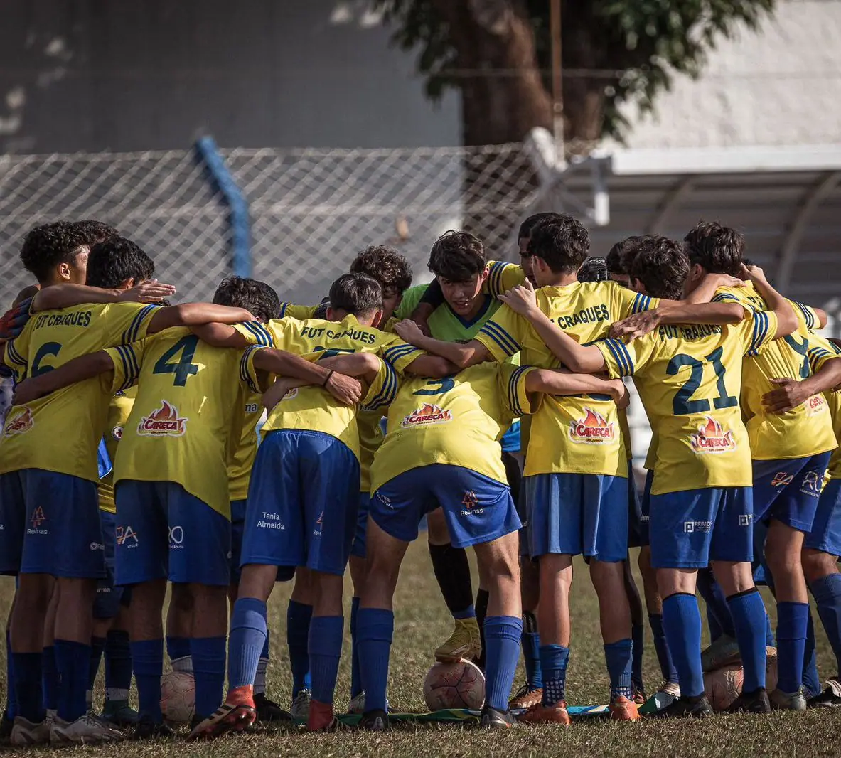 Alunos do FUT Social reunidos em campo